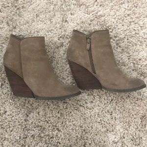 Very volatile wedges size 7.5